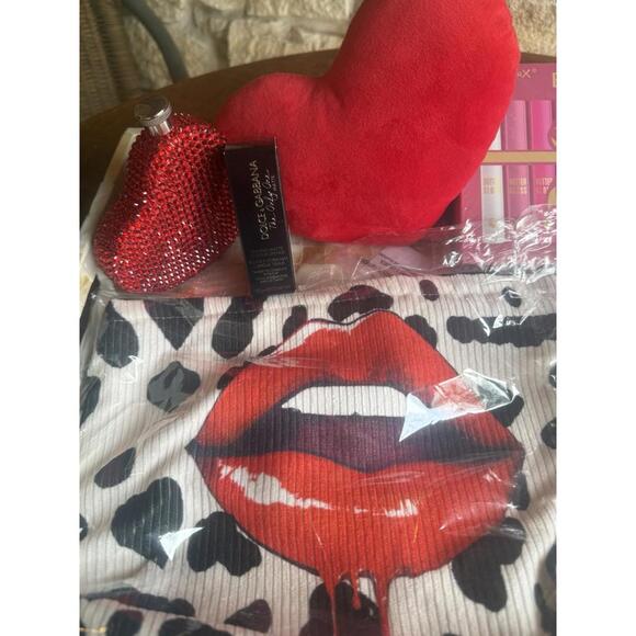 Red Lips Bling 8 Pc Beauty, Pamper, or Gift Set - D&G Lip Stick & Accessories - Picture 5 of 9